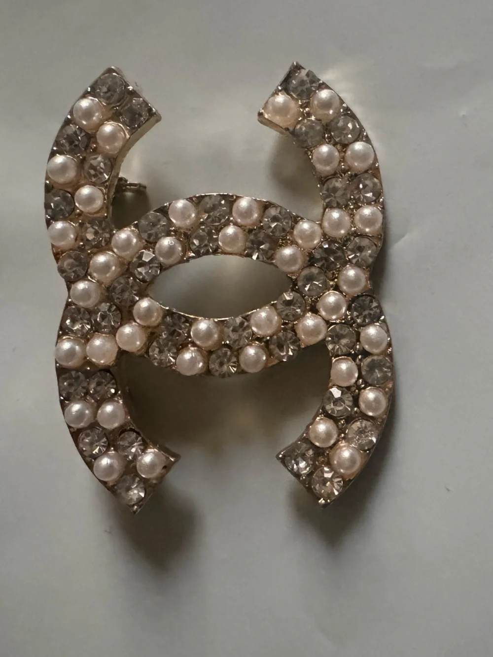 🛍️Pearl & Crystal Interlocking CC Logo Brooch - Picture 4 of 5